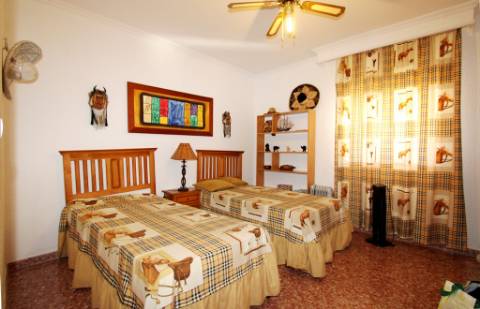 Quinta com moradia térrea T4, piscina com jardim, garagem e vinhas, em Campo Maior