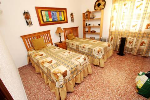Quinta com moradia térrea T4, piscina com jardim, garagem e vinhas, em Campo Maior