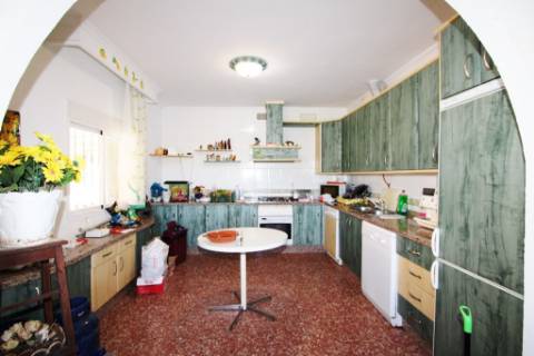 Quinta com moradia térrea T4, piscina com jardim, garagem e vinhas, em Campo Maior