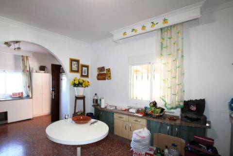 Quinta com moradia térrea T4, piscina com jardim, garagem e vinhas, em Campo Maior