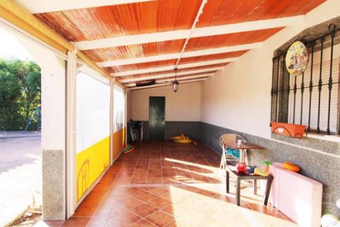 Quinta com moradia térrea T4, piscina com jardim, garagem e vinhas, em Campo Maior
