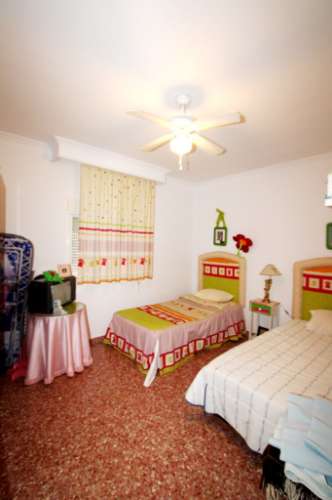 Quinta com moradia térrea T4, piscina com jardim, garagem e vinhas, em Campo Maior