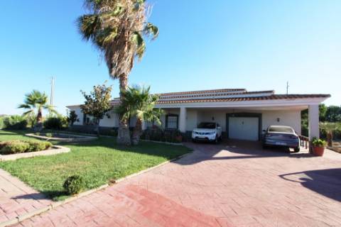 Quinta com moradia térrea T4, piscina com jardim, garagem e vinhas, em Campo Maior