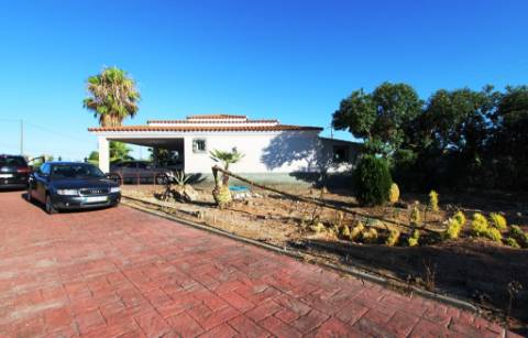 Quinta com moradia térrea T4, piscina com jardim, garagem e vinhas, em Campo Maior