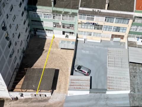 Loja comercial com 230m2 no centro da Malveira, em Mafra