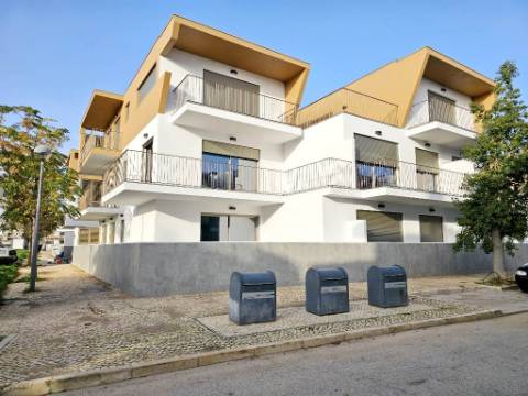 Novo apartamento T2 em condomínio com piscina, junto Ria Formosa, em Cabanas de Tavira, Algarve.