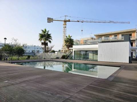 Novo apartamento T2 em condomínio com piscina, junto Ria Formosa, em Cabanas de Tavira, Algarve.