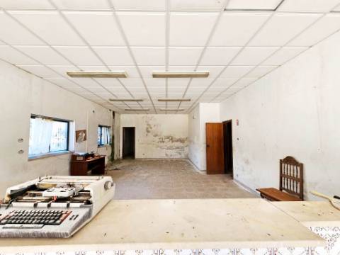 Armazém de 1200m2 em lote de 60841m2, em Pelariga, Pombal, Leiria