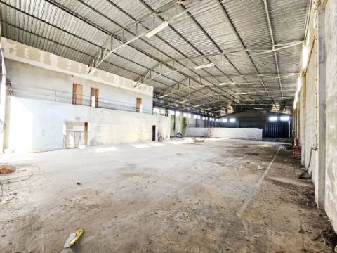 Armazém de 1200m2 em lote de 60841m2, em Pelariga, Pombal, Leiria