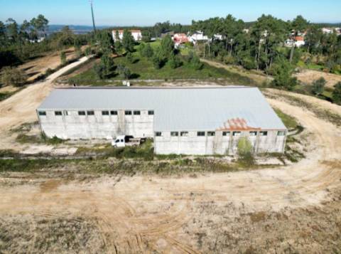 Armazém de 1200m2 em lote de 60841m2, em Pelariga, Pombal, Leiria