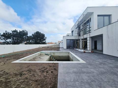 Nova moradia T3 com piscina, vistas mar, junto praias, em Santa Cruz, Torres Vedras