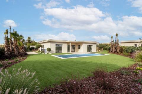 Nova moradia T4 com piscina, condomínio fechado, em Faro, Algarve