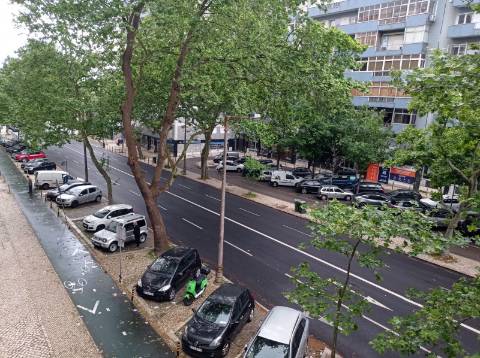 Apartamento T4, renovado, na Avenida do Brasil - Lisboa