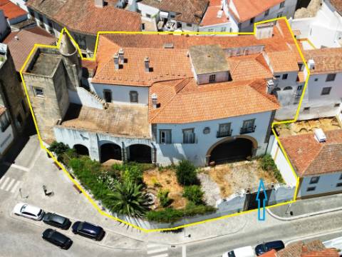 Nobre prédio apalaçado no centro de Évora