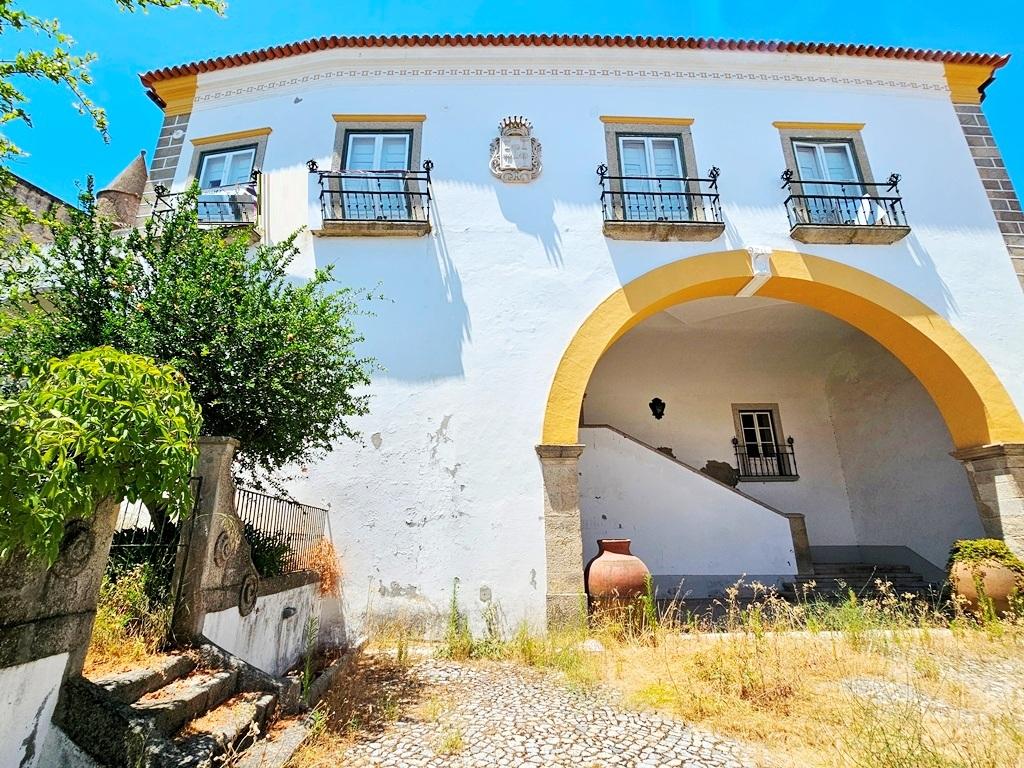Nobre prédio apalaçado no centro de Évora