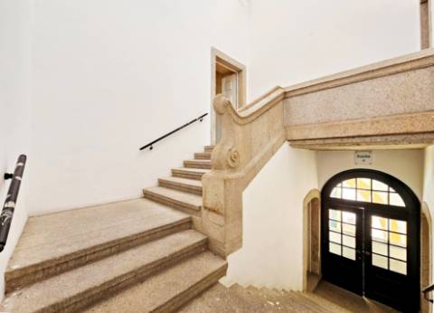 Nobre prédio apalaçado no centro de Évora