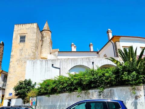Nobre prédio apalaçado no centro de Évora