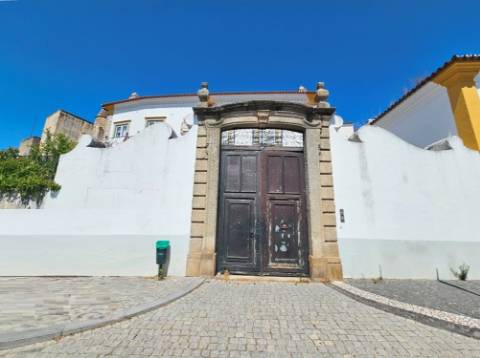 Nobre prédio apalaçado no centro de Évora