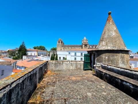 Nobre prédio apalaçado no centro de Évora
