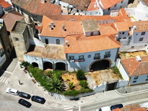 Nobre prédio apalaçado no centro de Évora