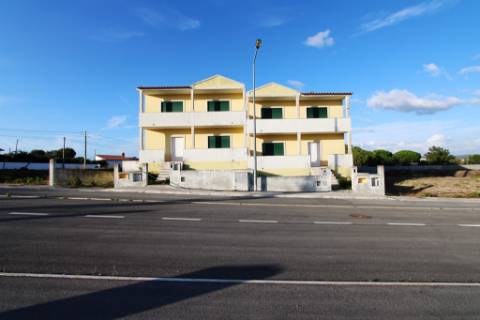 Moradia inacabada em Valado dos Frades, Nazaré