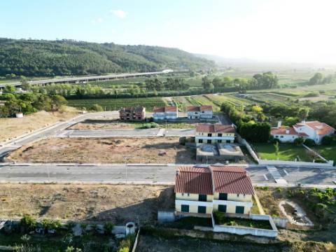 Moradia inacabada em Valado dos Frades, Nazaré