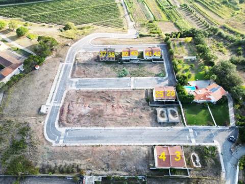 Moradia inacabada em Valado dos Frades, Nazaré