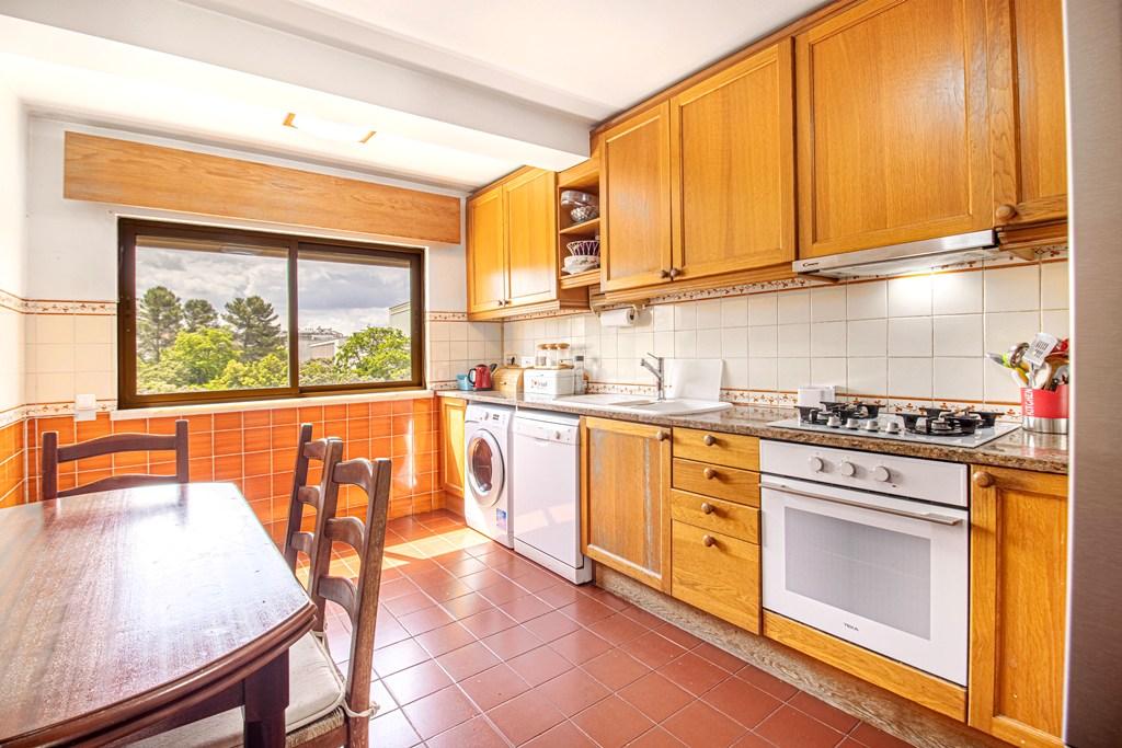 Espaçoso apartamento T4, terraço e parqueamento, em Alvalade, Lisboa
