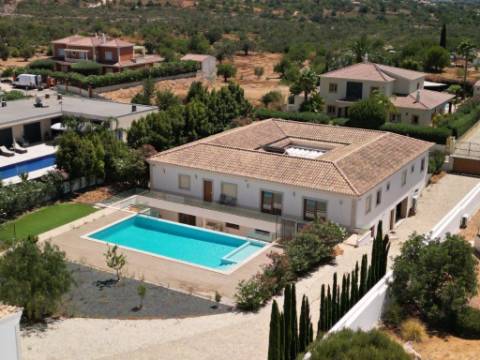 Moradia com piscina e jardim, na Urbanização Cerro Azul, em Quelfes - Olhão