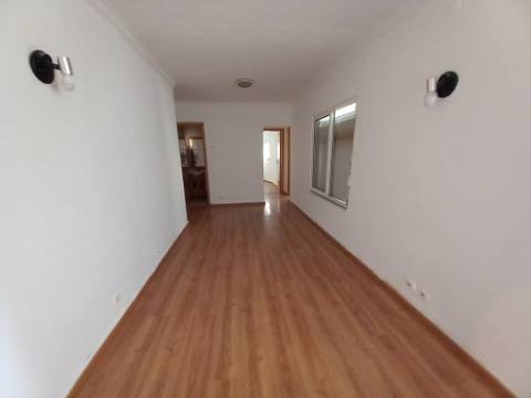 Apartamento T2 renovado no Bairro da Torre em Cascais