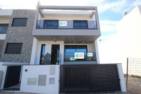 Nova Moradia T4 em Tavira - Conforto e Elegância