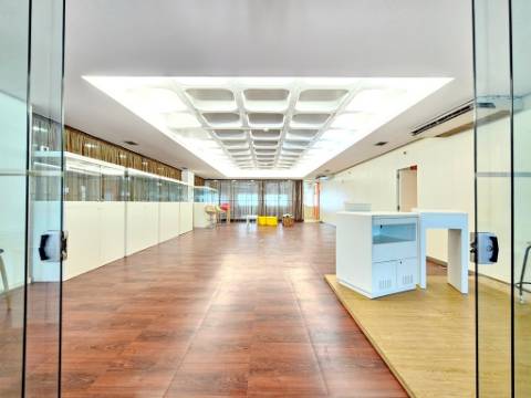 Espaçoso e funcional escritório com 600m2, em Carnaxide, Oeiras