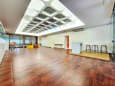 Espaçoso e funcional escritório com 600m2, em Carnaxide, Oeiras