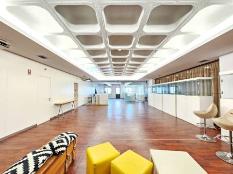 Espaçoso e funcional escritório com 600m2, em Carnaxide, Oeiras