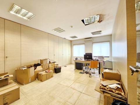Espaçoso e funcional escritório com 600m2, em Carnaxide, Oeiras