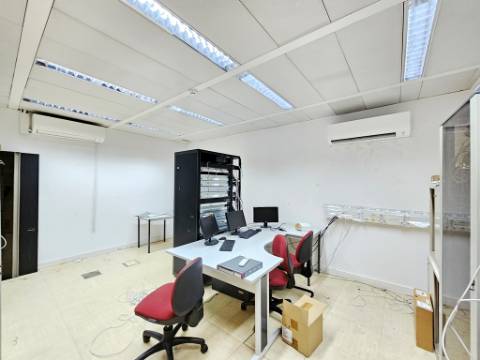 Espaçoso e funcional escritório com 600m2, em Carnaxide, Oeiras