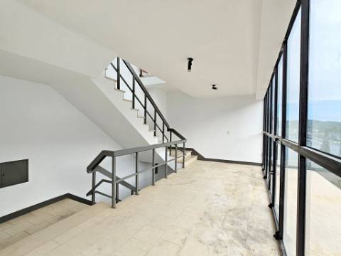 Espaçoso e funcional escritório com 600m2, em Carnaxide, Oeiras