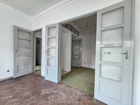 Apartamento T6+ 1, para remodelação total, na Rua Pascoal de Melo - Estefânia, Lisboa