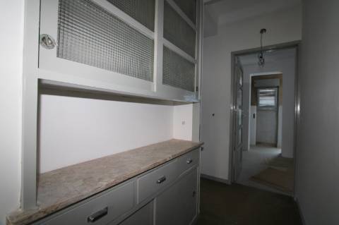 Apartamento T6+ 1, para remodelação total, na Rua Pascoal de Melo - Estefânia, Lisboa