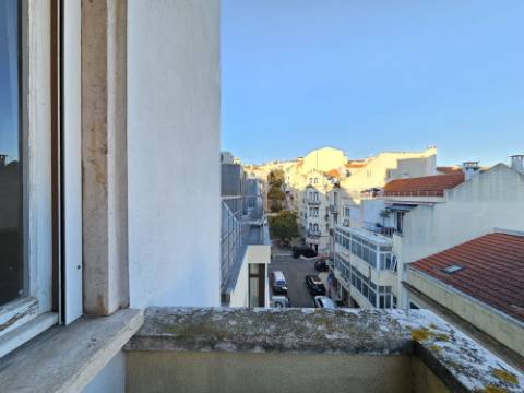 Apartamento T6+ 1, para remodelação total, na Rua Pascoal de Melo - Estefânia, Lisboa