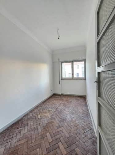 Apartamento T6+ 1, para remodelação total, na Rua Pascoal de Melo - Estefânia, Lisboa
