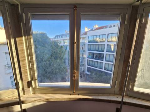 Apartamento T6+ 1, para remodelação total, na Rua Pascoal de Melo - Estefânia, Lisboa