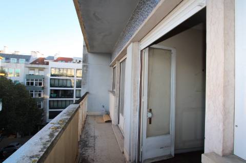 Apartamento T6+ 1, para remodelação total, na Rua Pascoal de Melo - Estefânia, Lisboa