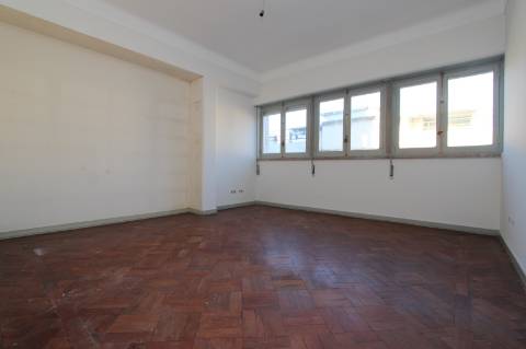 Apartamento T6+ 1, para remodelação total, na Rua Pascoal de Melo - Estefânia, Lisboa