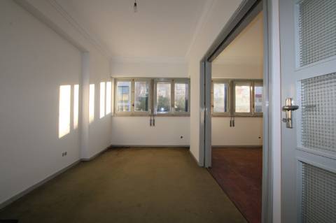 Apartamento T6+ 1, para remodelação total, na Rua Pascoal de Melo - Estefânia, Lisboa