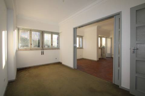 Apartamento T6+ 1, para remodelação total, na Rua Pascoal de Melo - Estefânia, Lisboa