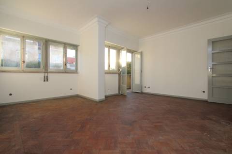 Apartamento T6+ 1, para remodelação total, na Rua Pascoal de Melo - Estefânia, Lisboa