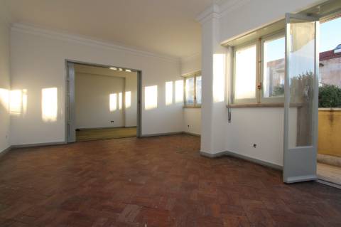 Apartamento T6+ 1, para remodelação total, na Rua Pascoal de Melo - Estefânia, Lisboa