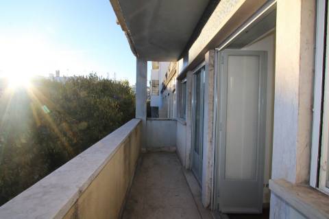 Apartamento T6+ 1, para remodelação total, na Rua Pascoal de Melo - Estefânia, Lisboa