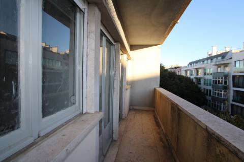 Apartamento T6+ 1, para remodelação total, na Rua Pascoal de Melo - Estefânia, Lisboa